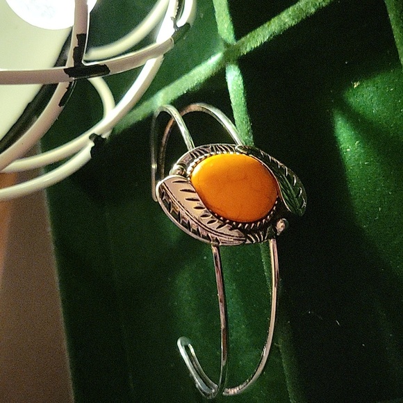 Silver Tone Melon Colored Stone 8.5" Bracelet - Picture 1 of 4
